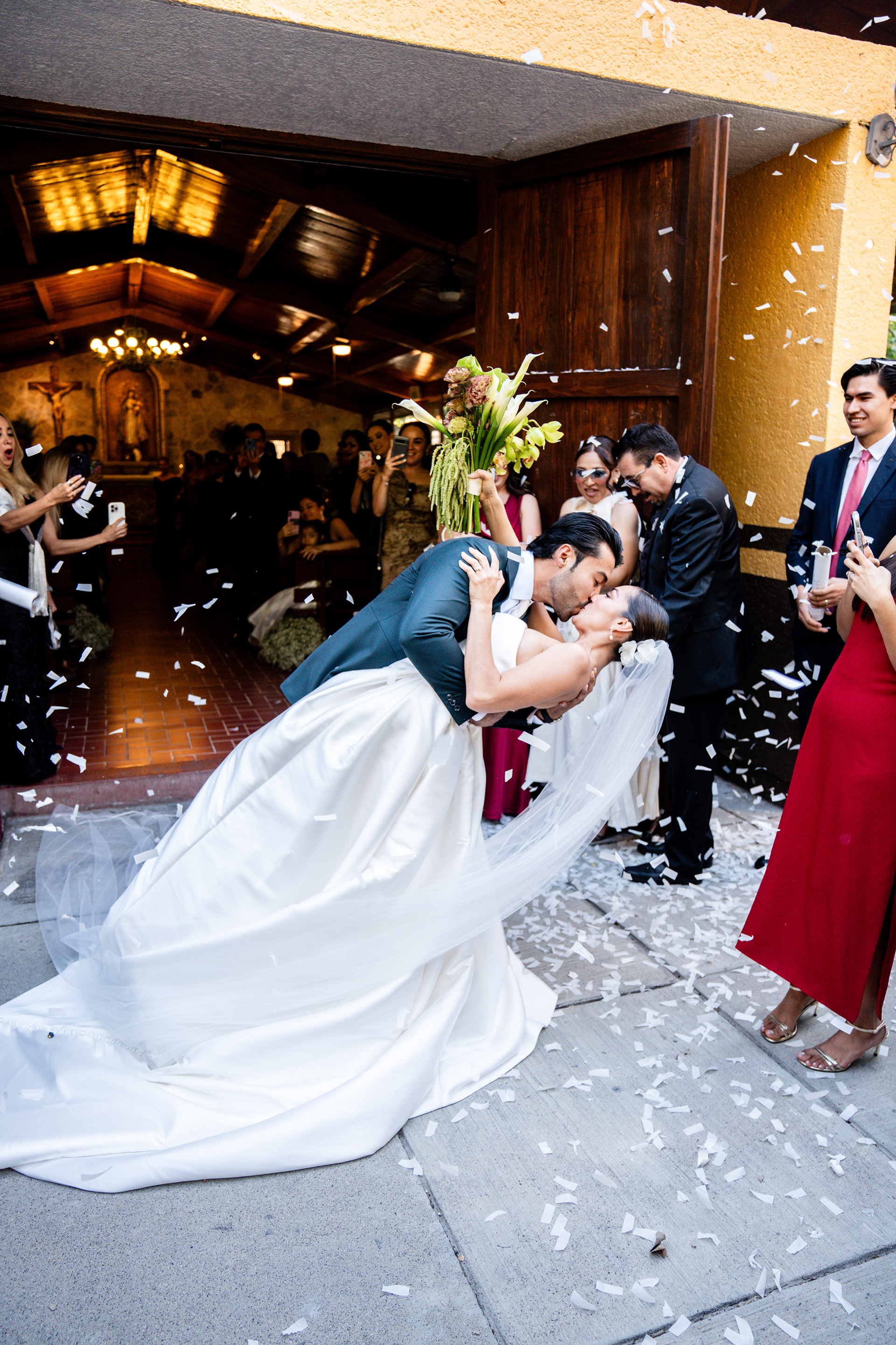 Abrazo íntimo de novios — fotografía nupcial Guadalajara