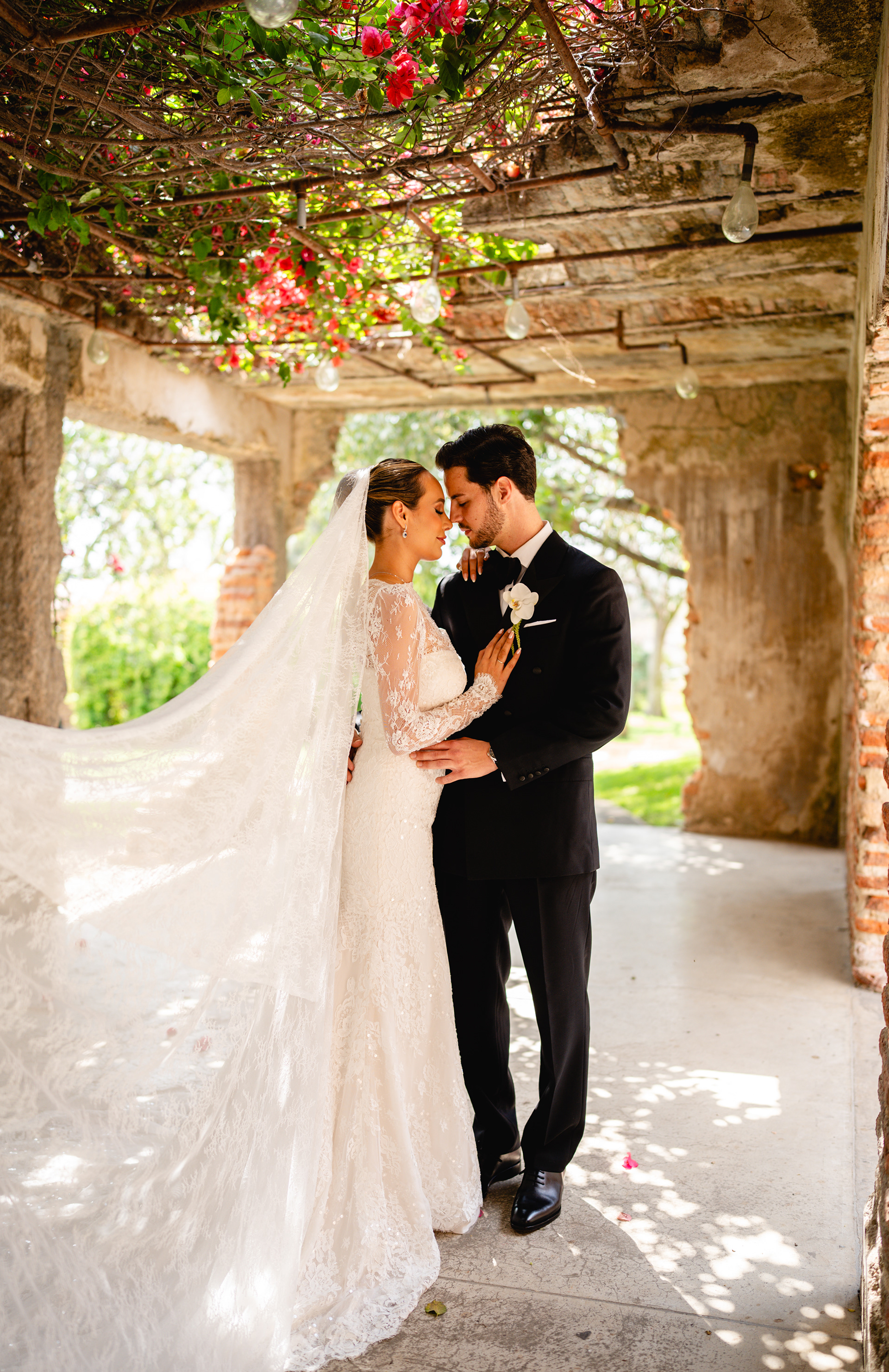 Abrazo de novios en boda — Lemus Weddings Guadalajara