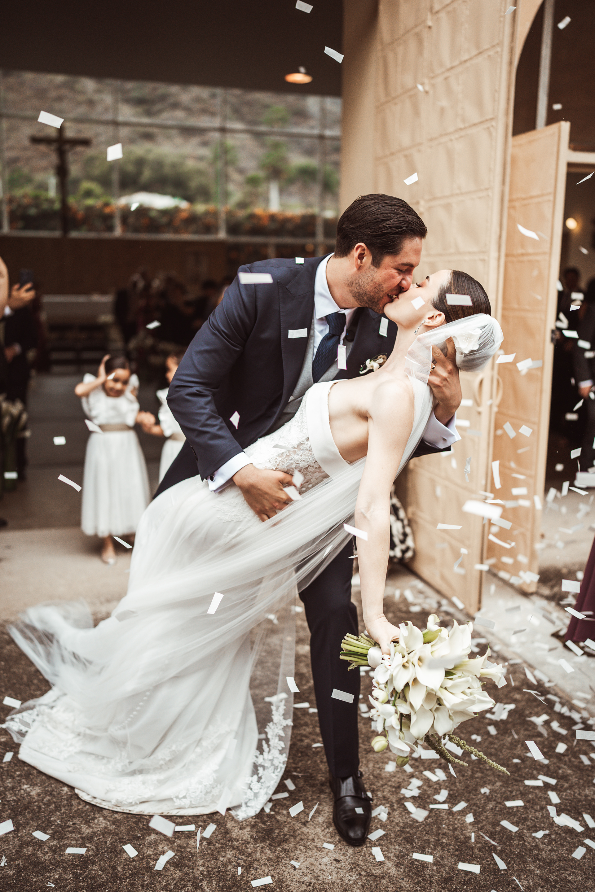 Novios en escaleras — retrato editorial boda Guadalajara