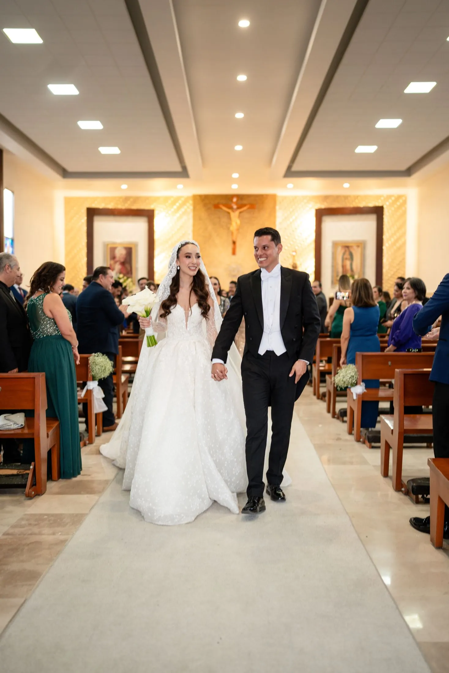 Novios caminando en boda Guadalajara — fotografía editorial Lemus Weddings