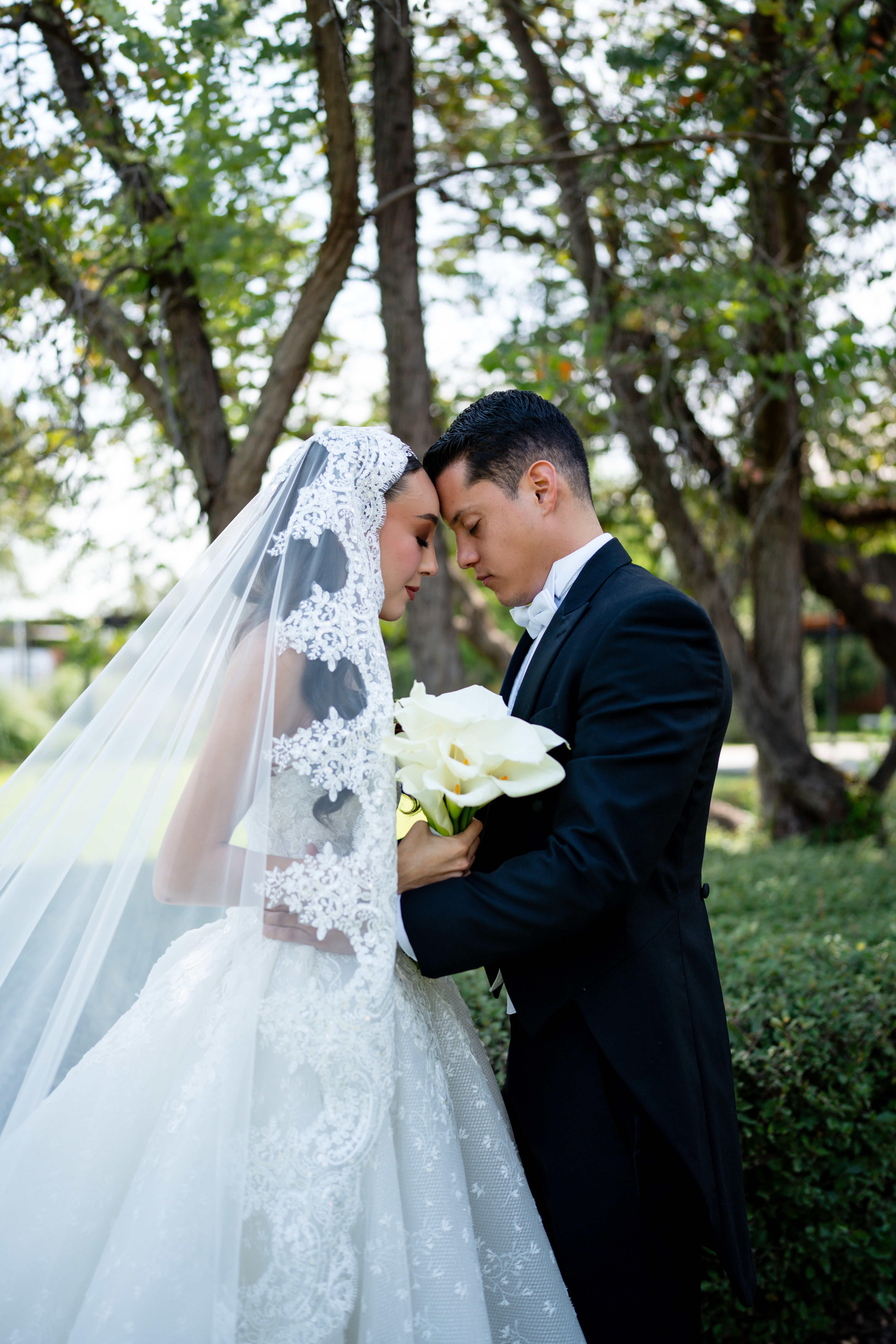 Pareja en jardín — fotografía editorial de bodas