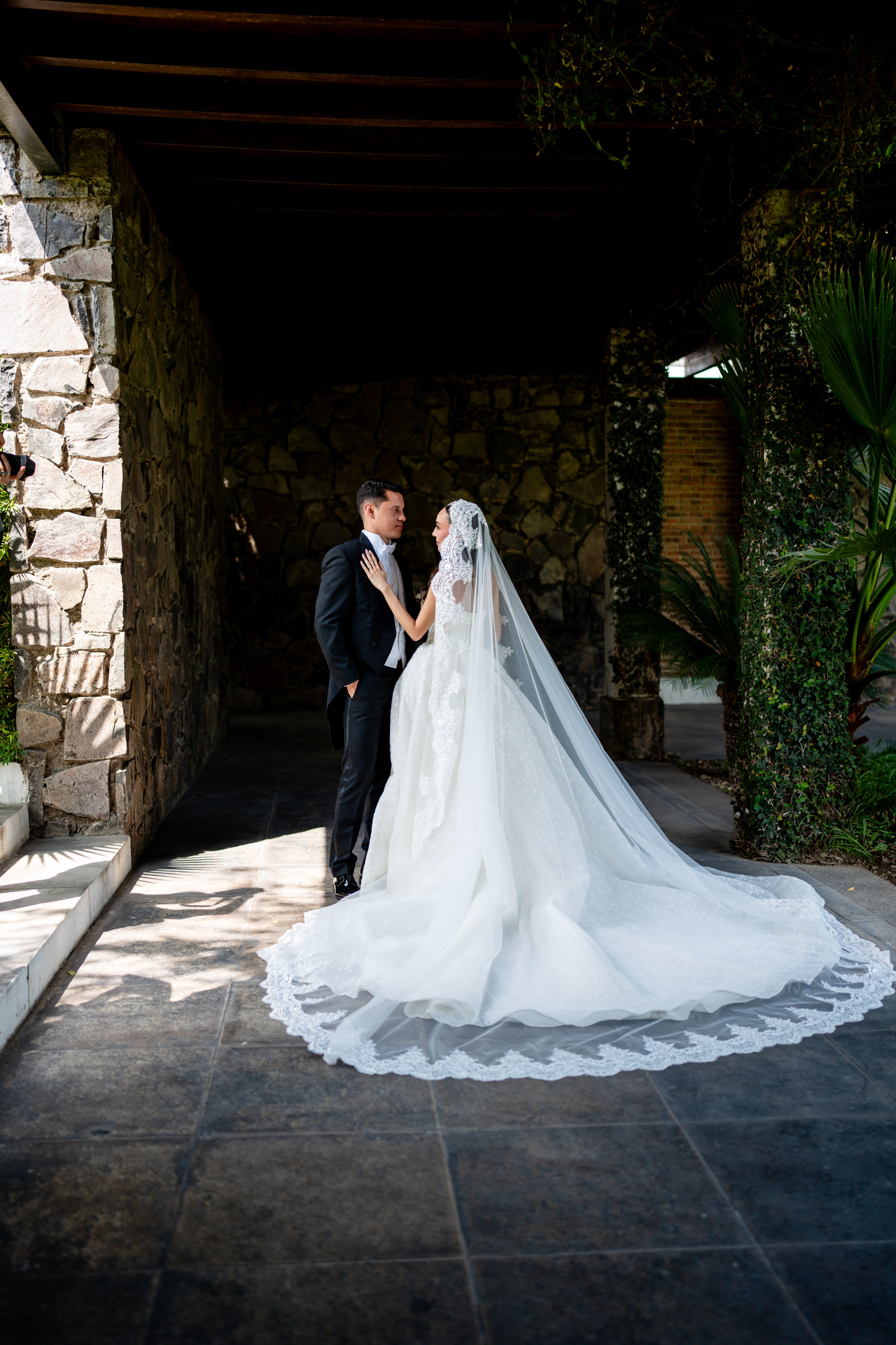 Corredor de piedra — boda editorial en Jalisco