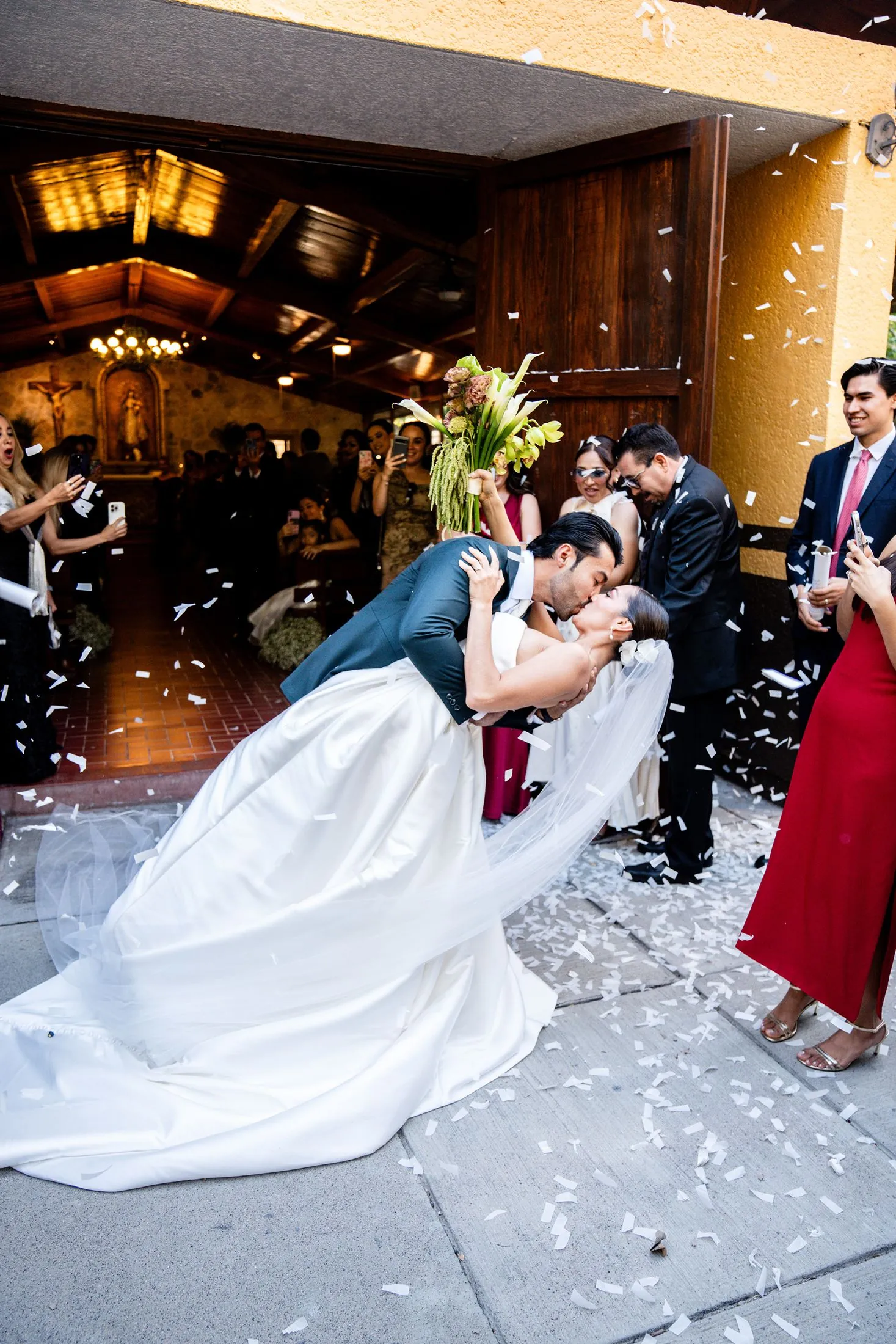 Abrazo íntimo de novios — fotografía nupcial Guadalajara