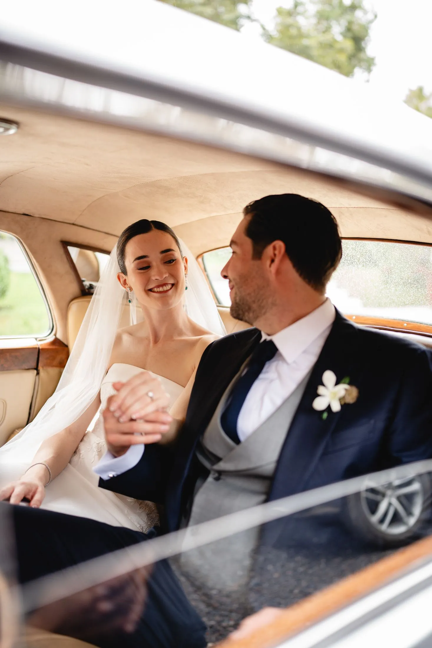 Novios sonriendo en el auto el día de su boda en Guadalajara — Lemus Weddings