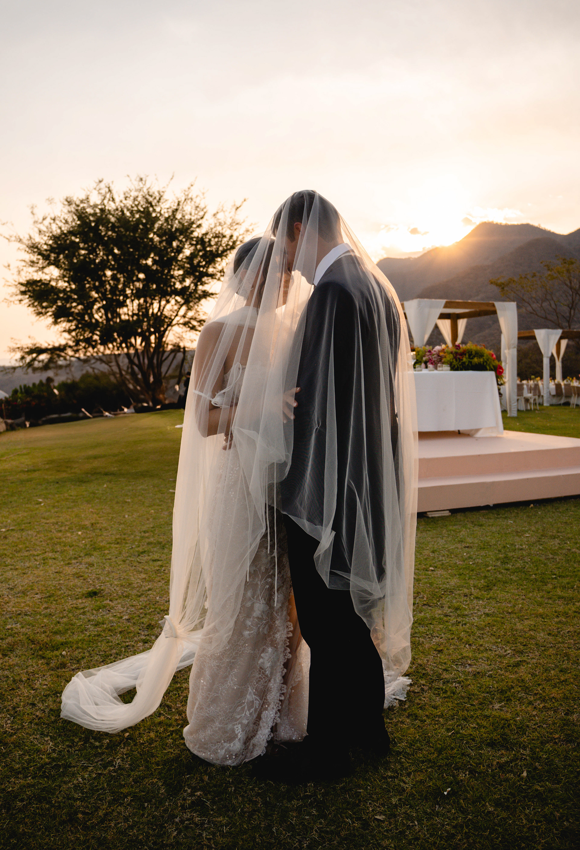 Atardecer en lago Chapala — boda de destino Lemus Weddings