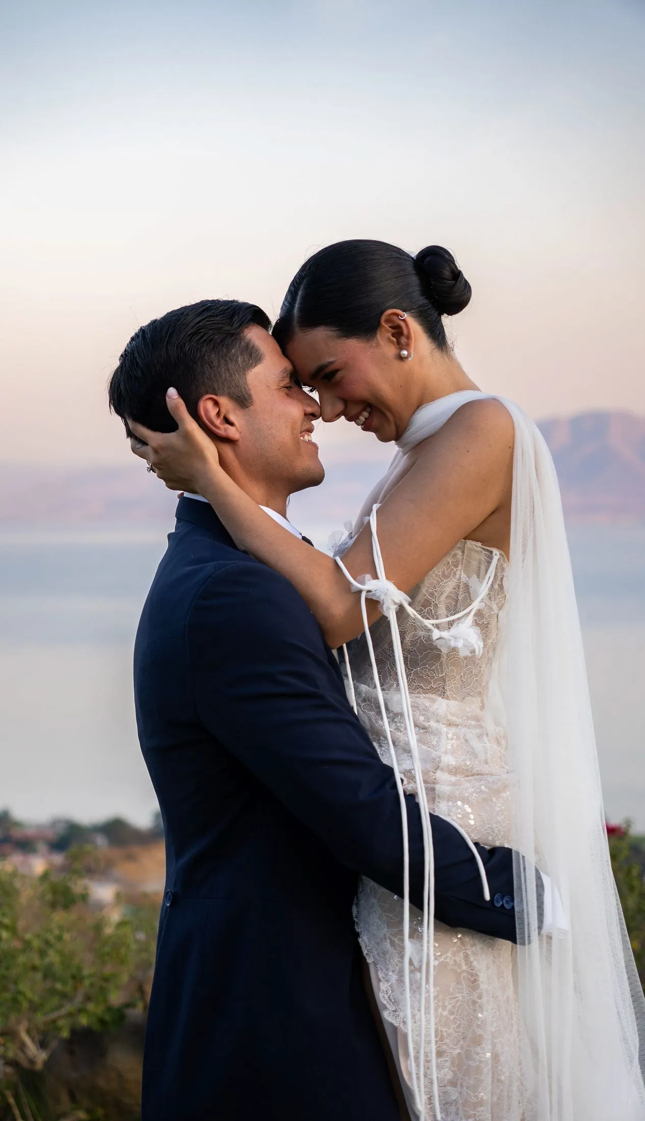 Pareja de novios con el lago de Chapala y montañas al fondo al atardecer — Lemus Weddings