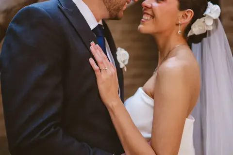 Abrazo de los novios, retrato cercano