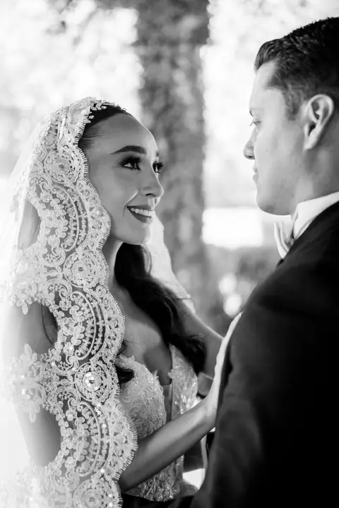 Retrato en blanco y negro de los novios