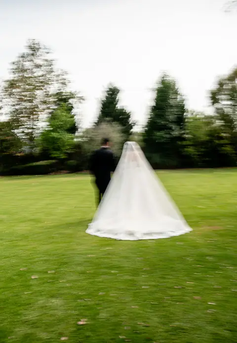Novios caminando en un jardín