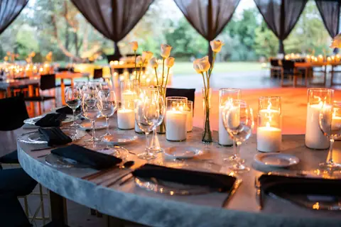 Mesa de banquete con velas en un salón de jardín