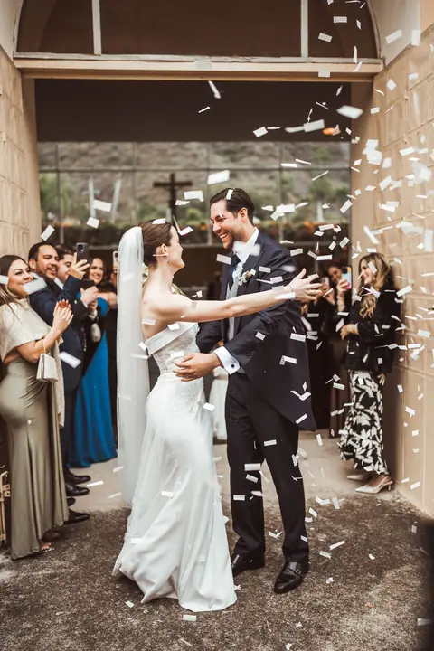 Salida de los novios entre confeti