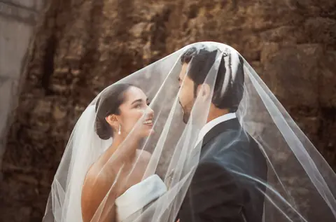 Novios cubiertos por el velo