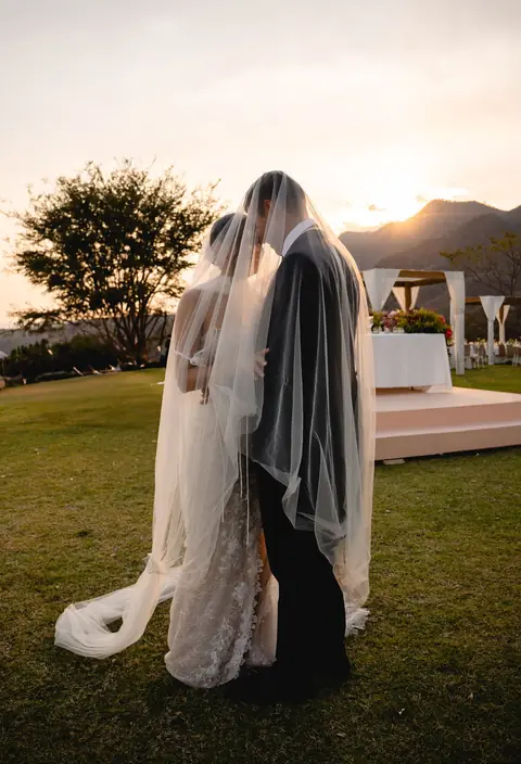 Novios al atardecer junto al Lago de Chapala