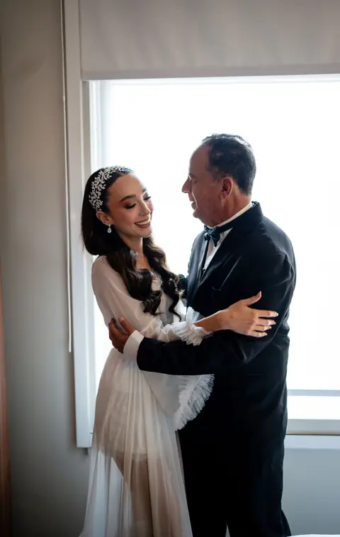 Novia abrazando a su padre antes de la ceremonia